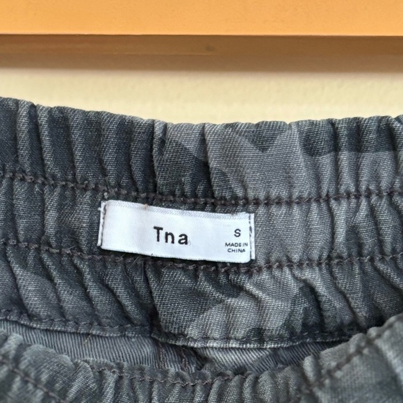 TNA| Aritzia| ‘Alix’ Grey Camouflage Twill Drawstring Pockets Joggers Sz S - Picture 6 of 6